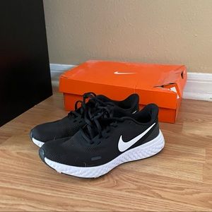 Nike Running Shoes. 7.5 Wide. Black and white.